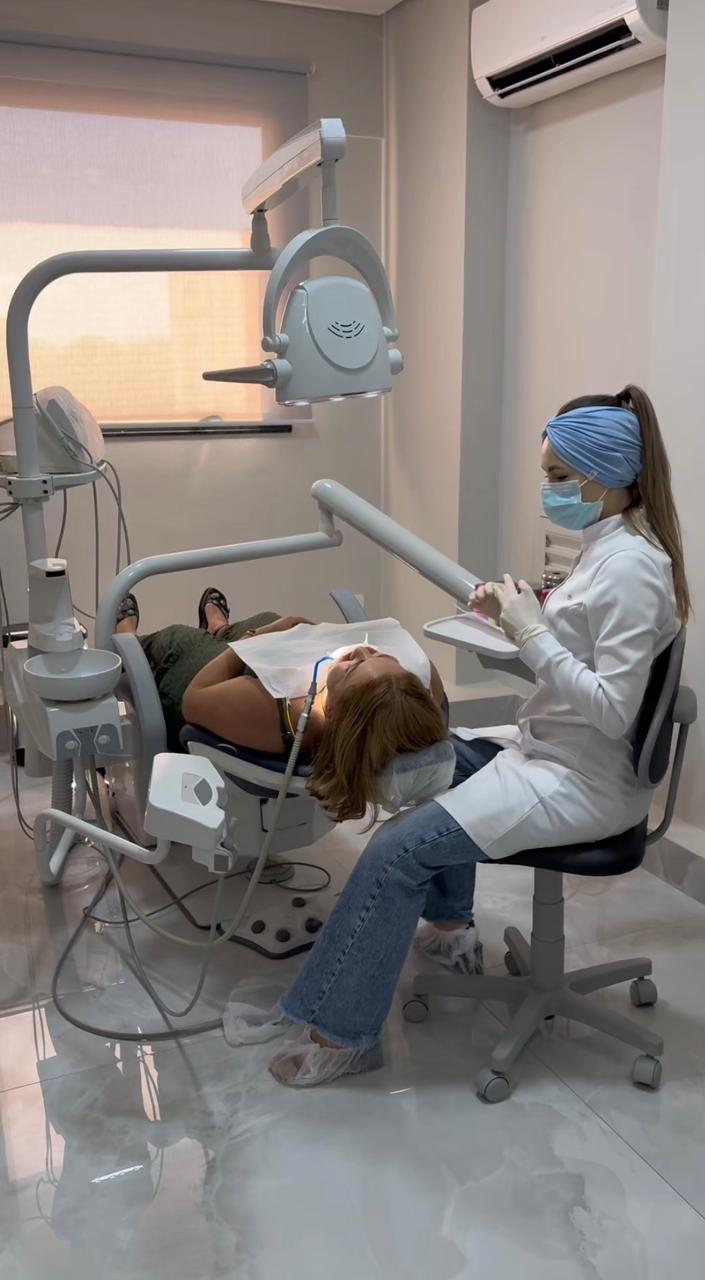 Dra. Juliana Freitas atendendo paciente